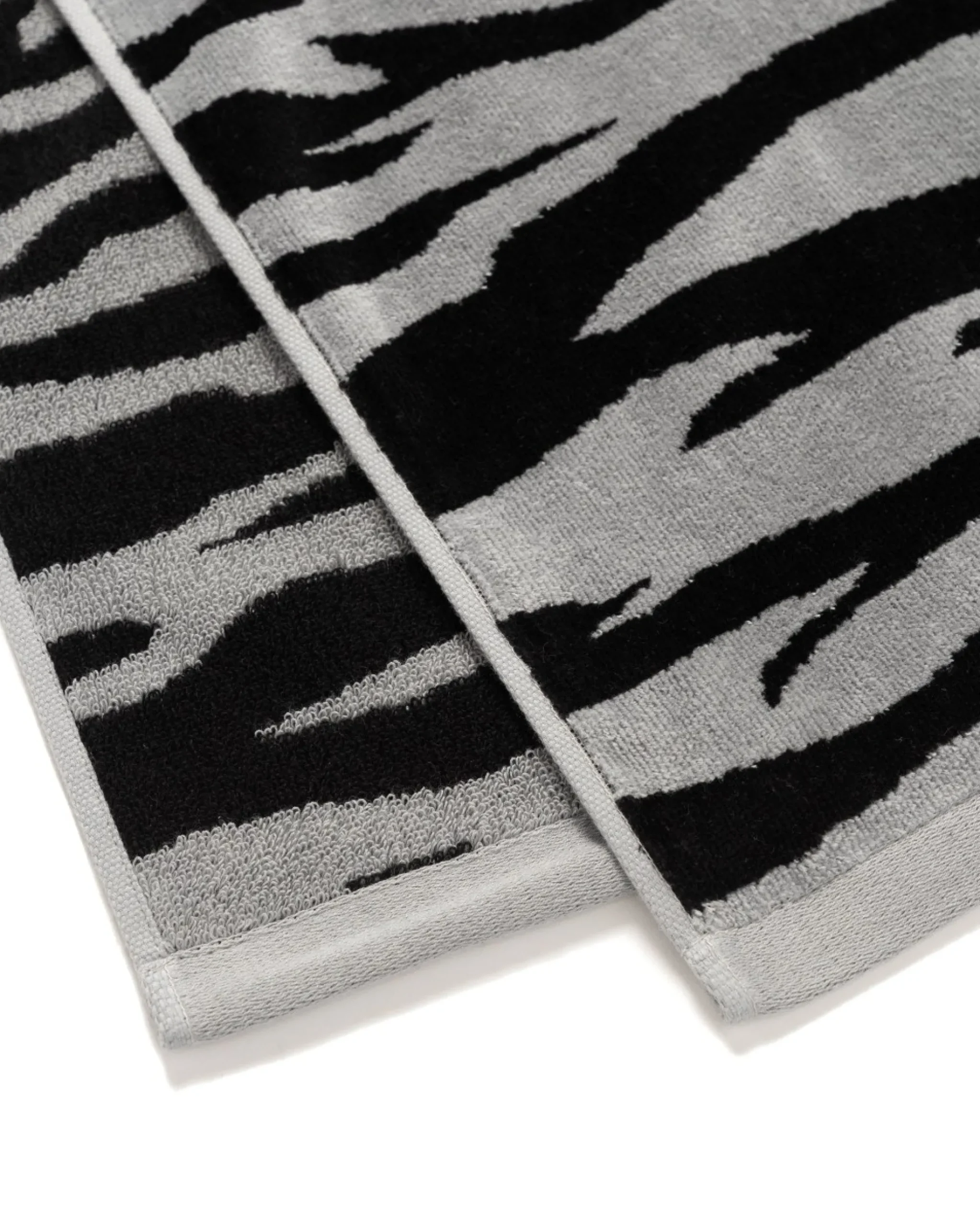 Neighborhood Tigerpattern Bath Towel Grey>Men Home Goods
